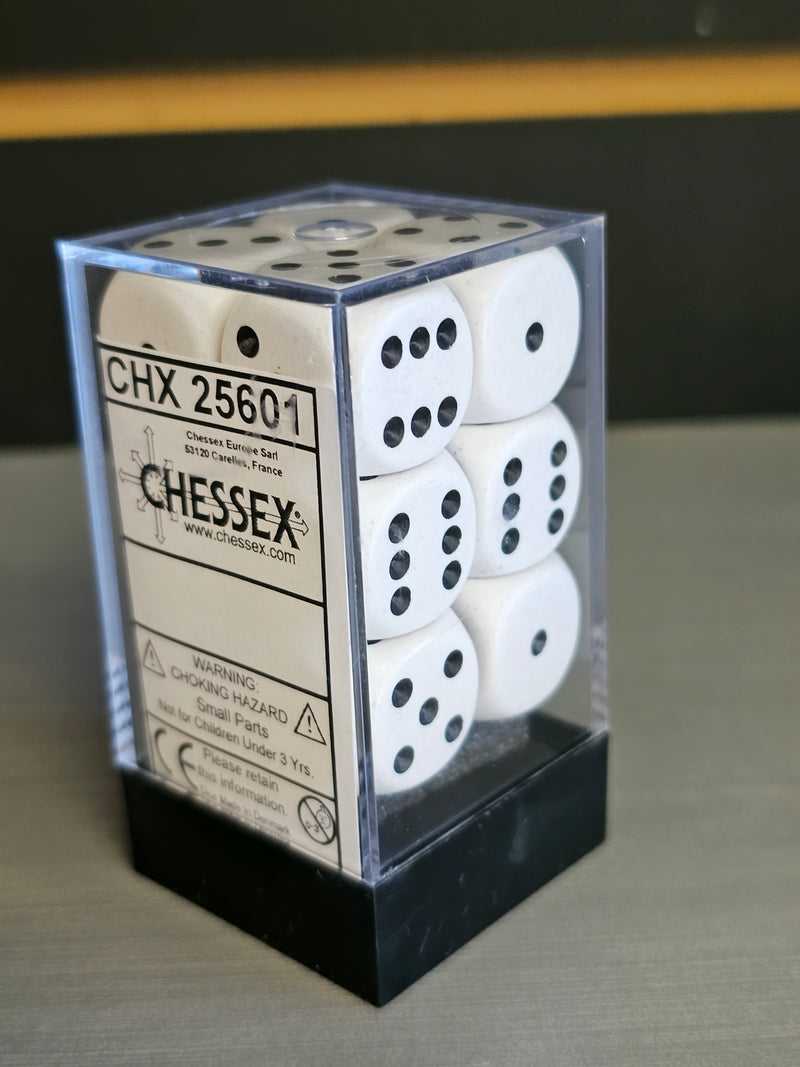 CHESSEX: CHX 25601 Opaque 16mm D6 White/Black (12 DICE)