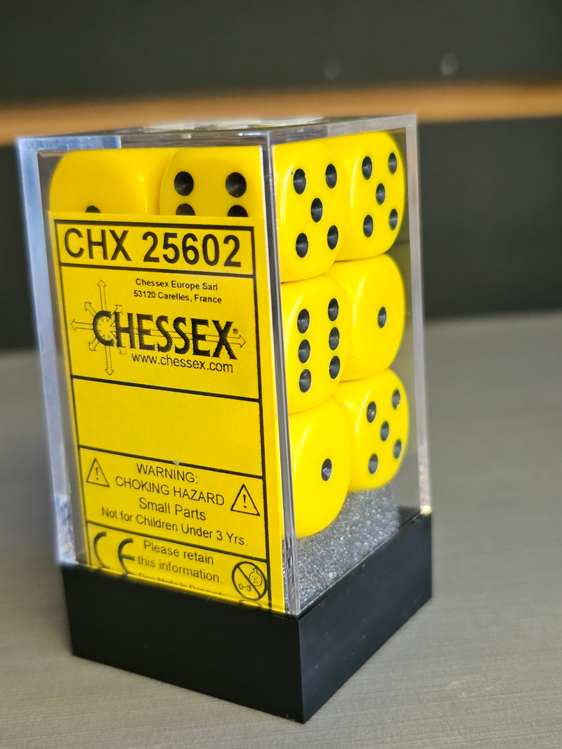 CHESSEX: CHX 25602 Opaque 16mm D6 Yellow/Black (12 DICE)